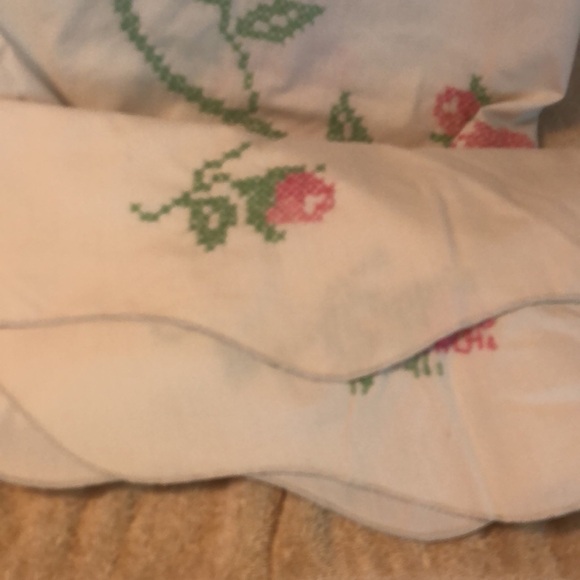 Vintage Hand Embroidered Cross Stitch Oval Scalloped EdgeTablecloth 56”x86” - Picture 4 of 4